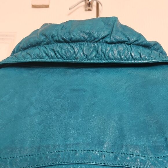 Danier Teal Leather Jacket with Collared Neckline and Fitted Silhouette - Picture 6 of 16